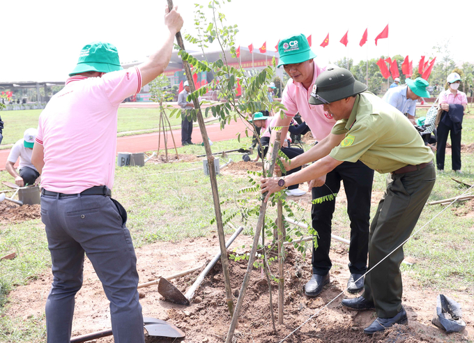 Lãnh đạo CPV tham gia trồng cây xanh cùng lãnh đạo tỉnh Đồng Nai.