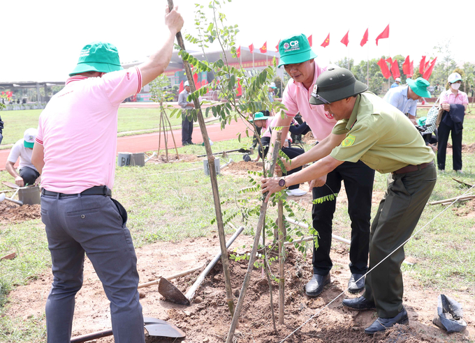 CPV leaders participated in planting trees with leaders of Dong Nai province.