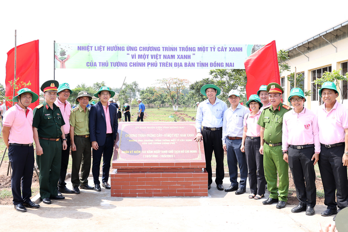  Leaders of Dong Nai province and leaders of C.P. Vietnam participated in the launching ceremony of the 'Tree planting festival in eternal gratitude to Uncle Ho' and the program of planting 1 billion trees 'For a green Vietnam'.