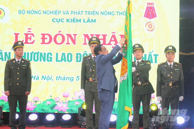 Bộ trưởng Bộ NN-PTNT Lê Minh Hoan thay mặt lãnh đạo Đảng, Nhà nước trao tặng Huân chương Lao động hạng Nhất cho Cục Kiểm lâm. Ảnh: Trung Quân.