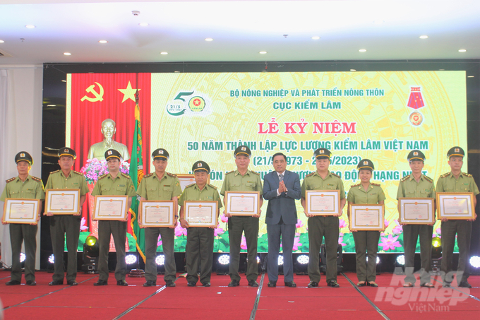 Thứ trưởng Bộ NN-PTNT Nguyễn Quốc Trị trao Bằng khen của Bộ NN-PTNT cho các tập thể có thành tích xuất sắc trong công tác kiểm lâm. Ảnh: Trung Quân.