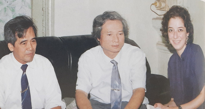 Giám đốc Nhà xuất bản Văn học Lữ Huy Nguyên (giữa) trong một buổi tiếp nhà báo Mỹ. Ảnh tư liệu.