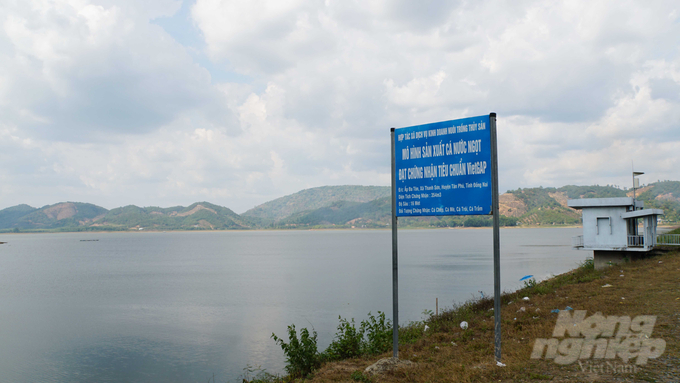 Ngoài nhiệm vụ cung cấp nước phục vụ tưới tiêu, nước sinh hoạt, các hồ chứa nước tại Đồng Nai đang cho thấy hiệu quả của việc phát triển kinh tế. Ảnh: Trần Trung.