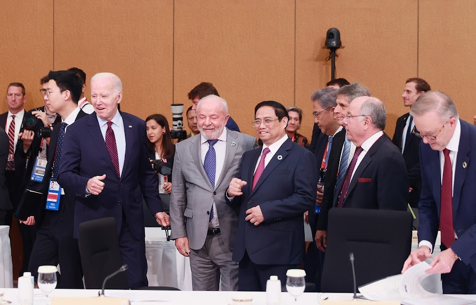 Thủ tướng Phạm Minh Chính cùng các nhà lãnh đạo G7 và các nước khách mời dự phiên họp với chủ đề 'Hướng tới một thế giới hòa bình, ổn định và thịnh vượng'. Ảnh: VGP.