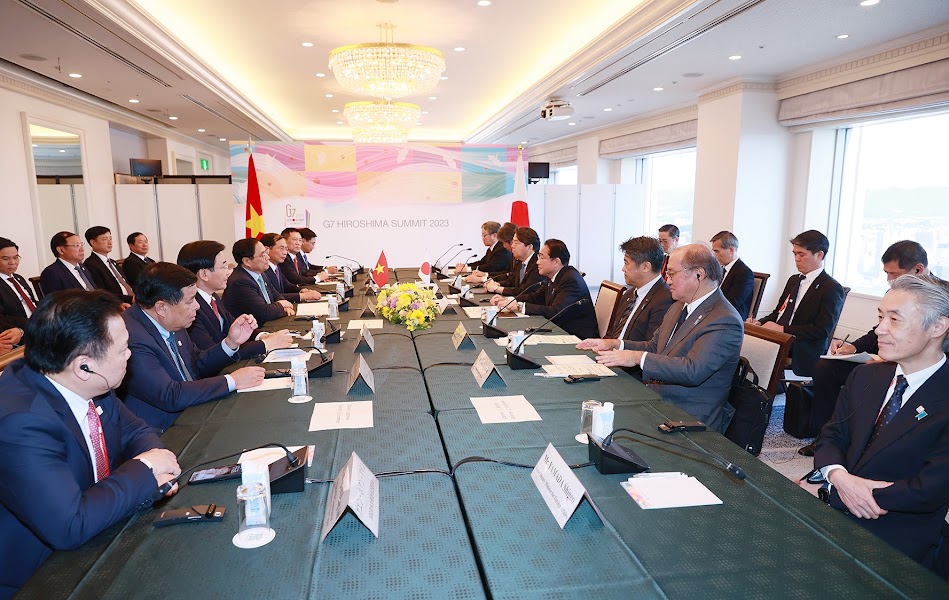 Tại hội đàm, hai Thủ tướng nhất trí tăng cường sự tin cậy chính trị thông qua thúc đẩy các chuyến thăm và tiếp xúc cấp cao trong năm 2023 - năm kỷ niệm 50 năm Việt Nam - Nhật Bản thiết lập quan hệ ngoại giao. VGP.