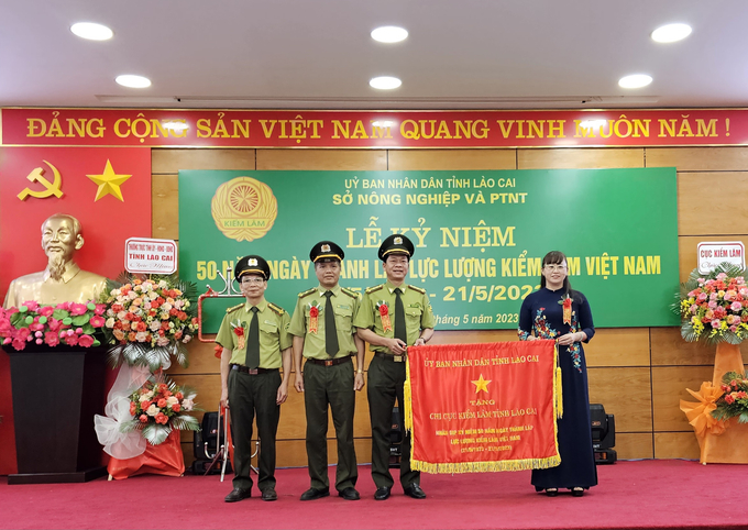 Bà Giàng Thị Dung, Phó Chủ tịch UBND tỉnh Lào Cai tặng cờ thi đua cho Chi cục Kiểm lâm Lào Cai. Ảnh: Hải Đăng.