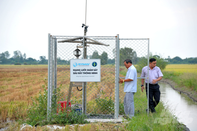 Farmers in the Mekong Delta use a smart pest monitoring station.  Photo: Ho Thao.