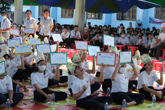 Các em học sinh hào hứng trả lời câu hỏi trong cuộc thi Rung chuông vàng về phòng chống thiên tai. Ảnh: B.T.