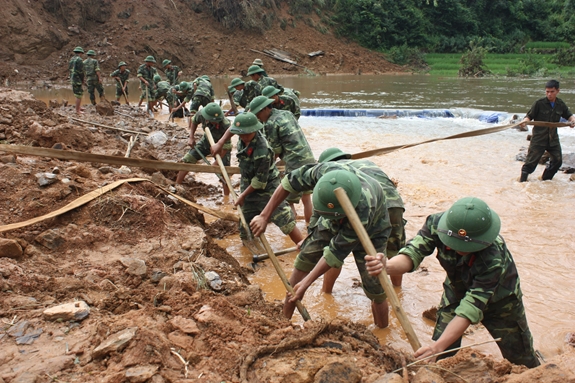 Đến năm 2030, phổ cập kiến thức, kỹ năng cơ bản về ứng phó, khắc phục hậu quả sự cố thiên tai cho cộng đồng phù hợp với điều kiện vùng miền. Ảnh: MH.