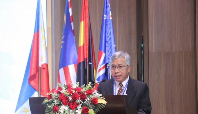 Assoc. Prof. Dr. Trang Sy Trung, Rector of Nha Trang University speaking at the IUU training course.