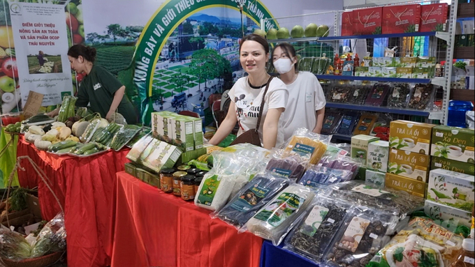 Gian hàng của HTX nông nghiệp Huyền Hân, đơn vị chuyên phân phối sản OCOP đặc sản của tỉnh Thái Nguyên tham dự hội chợ. Ảnh: Toán Nguyễn.