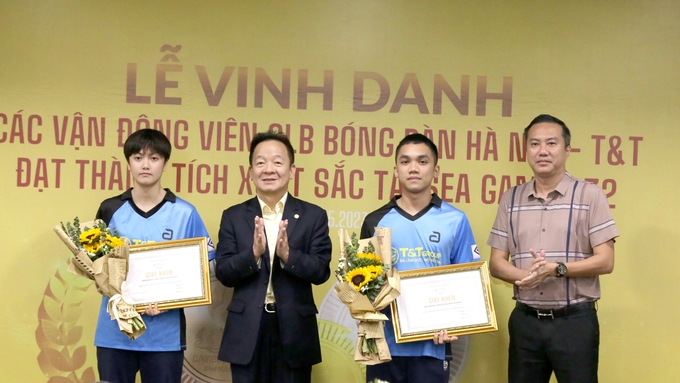 Doanh nhân Đỗ Quang Hiển trao phần thưởng cho Mai Ngọc và Anh Hoàng, 2 vận động viên giành Huy chương Vàng bóng bàn đôi nam nữ SEA Games 32. Ảnh: T&T Group. 