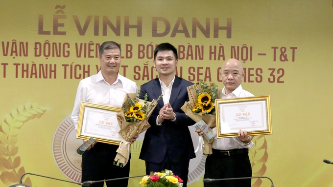 Thành viên ban huấn luyện CLB bóng bàn Hà Nội T&T được vinh danh. Ảnh: T&T Group. 