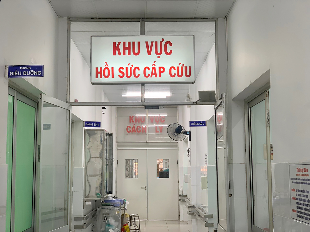 Hiện các bệnh nhân bị ngộ độc botulinum do ăn chả lụa của người bán dạo vẫn đang trong tình trạng nguy kịch.