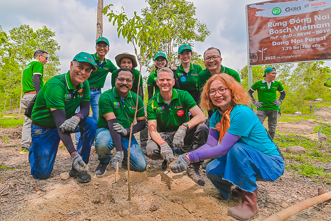 Các lãnh đạo Công ty Bosch cùng bà Huyền Đỗ, Giám đốc Trung tâm Bảo tồn Thiên nhiên Gaia trồng cây đầu tiên khởi động mùa trồng rừng Đồng Nai. Ảnh: PV.