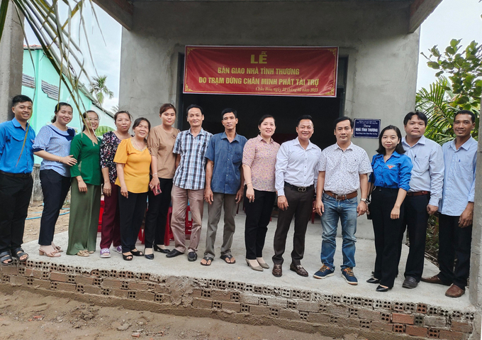 Bàn giao nhà cho hộ ông Hồ Văn Thuận ở xã Châu Hòa, huyện Giồng Trôm, tỉnh Bến Tre.