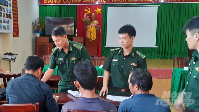 Lực lượng Đồn Biên phòng Bến Đá tiếp nhận thông tin ban đầu từ các ngư dân. Ảnh: Quang Anh.
