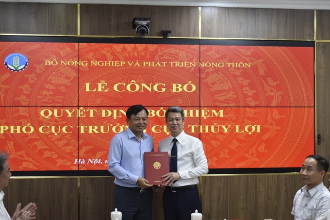 Thứ trưởng Bộ NN-PTNT Nguyễn Hoàng Hiệp trao Quyết định bổ nhiệm Phó Cục trưởng Cục Thủy lợi Nguyễn Hồng Khanh.