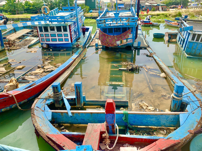 Nhiều con tàu có công suất lớn nhưng chủ tàu làm ăn thua lỗ nên chủ tàu không thể trả nợ ngân hàng cũng như bỏ kinh phí để trục vớt. Ảnh: L.K.