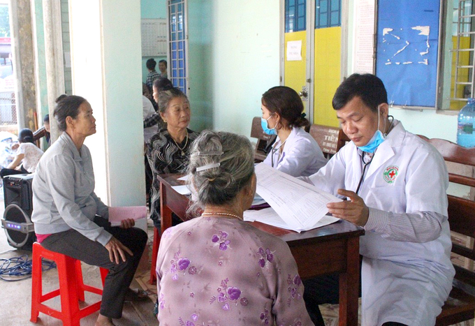 Các bác sĩ của Bệnh viện Đa khoa Cao su Phú Riềng tham gia khám bệnh tình nguyện cho bà con vùng sâu, vùng xa. Ảnh: Thanh Sơn.