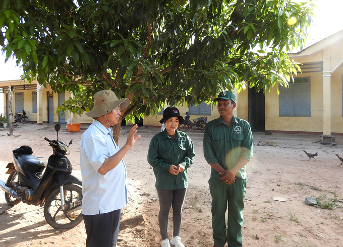Ông Nguyễn Duy Linh, Tổng Giám đốc Công ty Cao su Chư Sê - Kampong Thom thăm hỏi công nhân người Campuchia. Ảnh: Thanh Sơn.