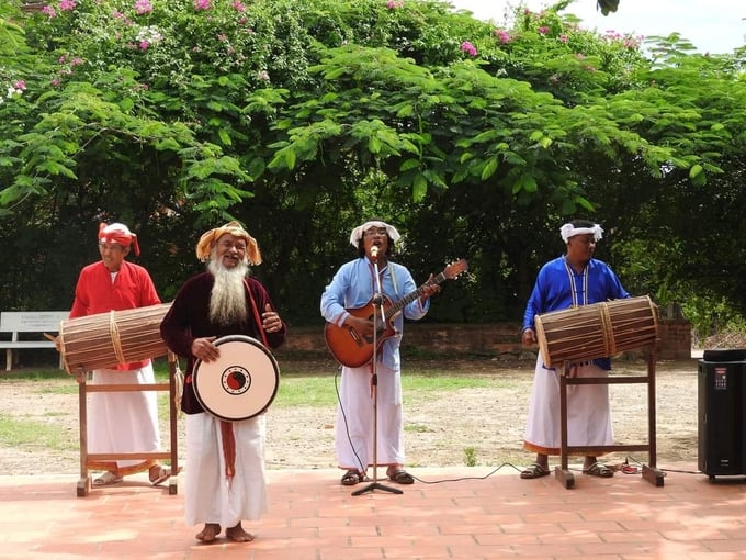 Các thành viên nhóm nhạc là những nông dân chân chất đang biểu diễn tại tháp Pô Sah Inư, TP Phan Thiết (Bình Thuận). Ảnh: Thành Long.