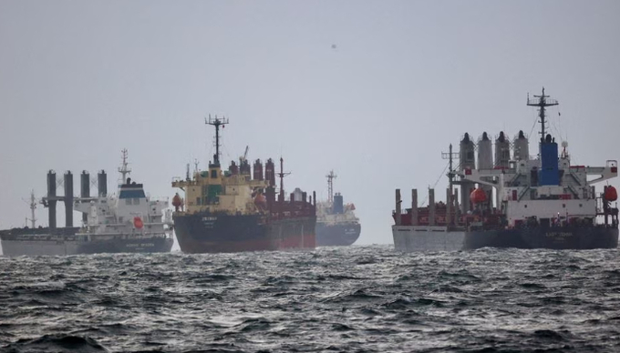 Vessels are seen as they wait for inspection under United Nation's Black Sea Grain Initiative in the southern anchorage of the Bosphorus in Istanbul, Turkey December 11, 2022. Photo: REUTERS/Yoruk Isik.