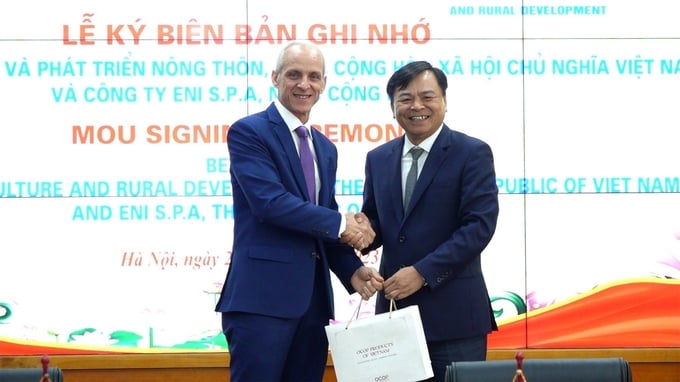Deputy Minister Nguyen Hoang Hiep presents a souvenir of OCOP products to Mr. Alessandro Gelmetti, Managing Director of Eni Vietnam. Photo: Duy Hoc.