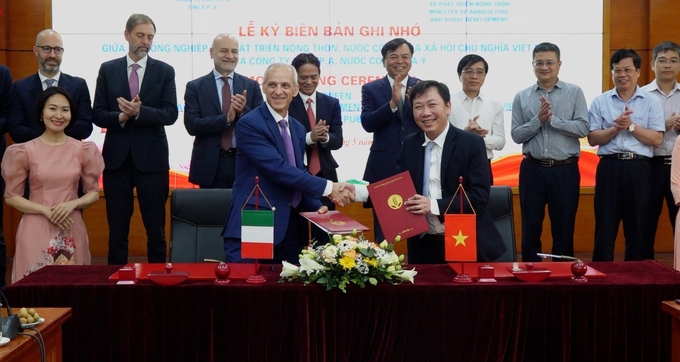 The signing ceremony of the Memorandum of Understanding between the Ministry of Agriculture and Rural Development and Eni S.p.A Company (Italy). Photo: Duy Hoc.