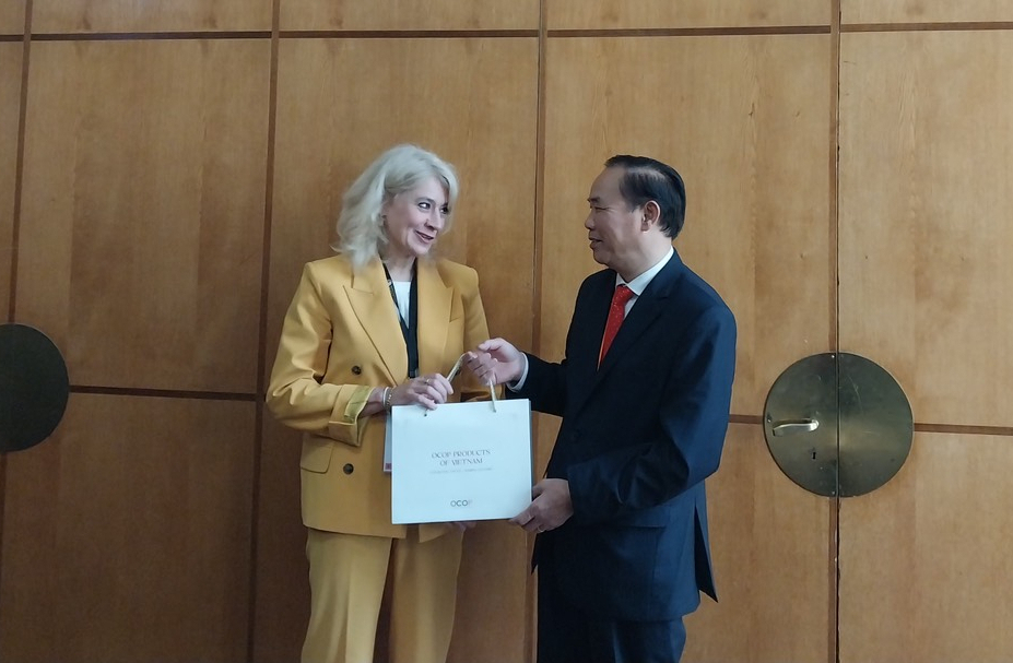 Thứ trưởng Phùng Đức Tiến tặng quà kỷ niệm là sản phẩm OCOP Việt Nam cho bà Christine Middlemiss, Trưởng Cơ quan Thú y của Anh.