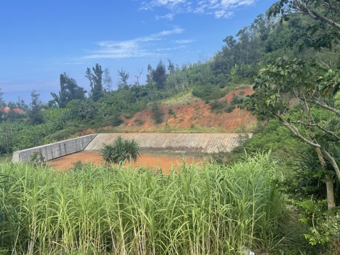 Dự án 'Hệ thống trữ nước sinh hoạt, kết hợp tưới tiết kiệm cho nông nghiệp đảo Lý Sơn' sau nhiều lần điểu chỉnh vẫn chưa thể hoàn thành. Ảnh: Lê Khánh.
