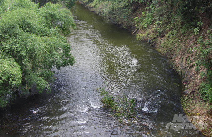Dòng sông Đu chảy qua địa phận xã Sơn Cẩm, TP Thái Nguyên đang có dấu hiện bị ô nhiễm, nước đổi màu và sủi bọt màu trắng. Ảnh: Toán Nguyễn.