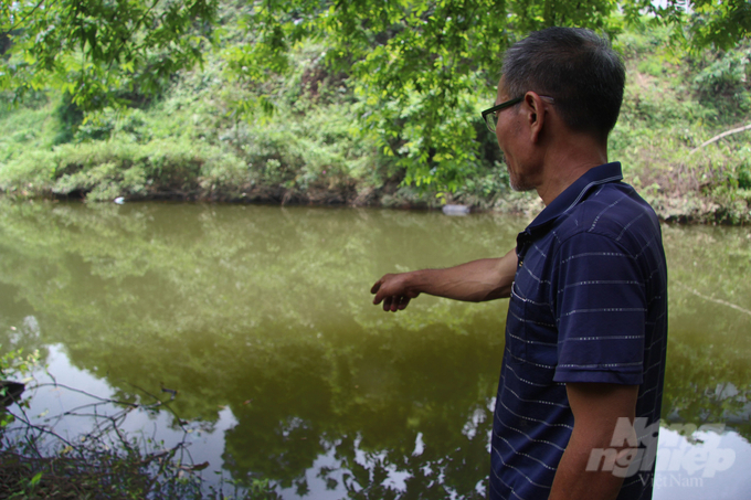Ông Nguyễn Văn Thành với 27 năm gắn bó nghề đánh cá trên sông phải từ bỏ công việc mưu sinh vì tình trạng nước sông ô nhiễm khiến cá, tôm dần cạn kiệt. Ảnh: Toán Nguyễn.