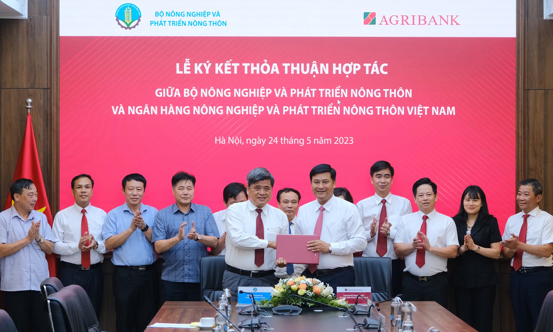 Thứ trưởng Trần Thanh Nam và Tổng giám đốc Phạm Toàn Vượng ký kết thỏa thuận hợp tác. Ảnh: Bảo Thắng.