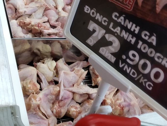 Hiện nay, việc kiểm dịch, kiểm soát sản phẩm thịt gia cầm từ các nước vào Việt Nam được tổ chức thực hiện chặt chẽ, phù hợp với thông lệ quốc tế, bảo đảm sản phẩm thịt được kiểm tra giám sát của cơ quan thẩm quyền nước xuất khẩu và kiểm soát chặt chẽ khi nhập khẩu. Ảnh: PH.