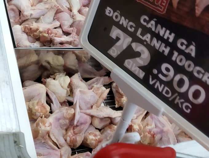 The quarantine and control of poultry meat products into Vietnam is under strict supervision in accordance with international practices. Meat products are inspected and supervised by competent authorities in exporting countries and they are strictly controlled during the importation process. Photo: PH.
