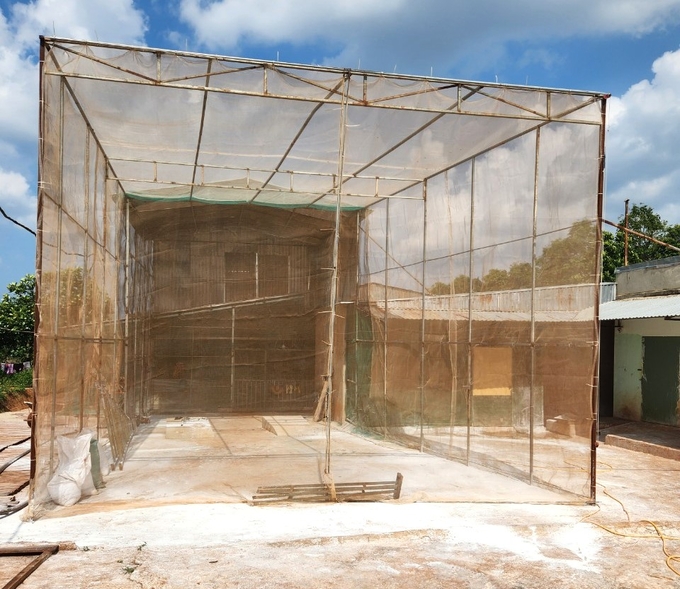 Hệ thống lưới màng bao quanh chuồng trại không cho bất cứ sinh vật gây hại nào có thể tiếp cận. Ảnh: Tuấn Anh. 
