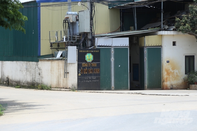 Xưởng sản xuất đồ gỗ có tên Công ty TNHH Đồ gỗ Hải Anh xây dựng trên hành lang thoát lũ đê Hữu Hồng.