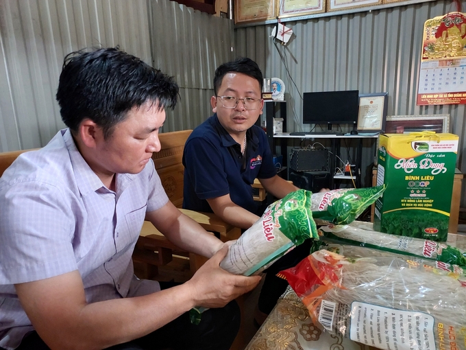 Anh Trần Văn Hoàng (bên phải) giới thiệu sản phẩm miến dong Bình Liêu. Ảnh: Nguyễn Thành.