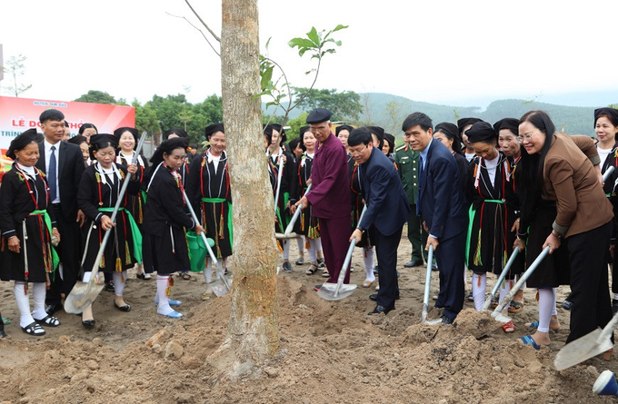 Chairman of Vinh Phuc Provincial People's Committee, Mr. Le Duy Thanh together with leaders of Tam Dao district and people of Dong Pheo village, Yen Duong commune, Tam Dao district planted trees in the campus of Model Cultural Village. Photo: H.A