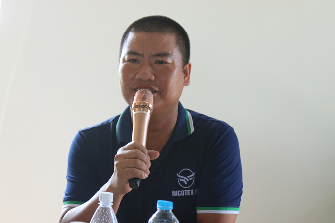 Ông Trần Mạnh Hùng chia sẻ về những mặt tích cực đạt được sau khi tham gia triển khai mô hình sản xuất với Trung tâm Khuyến nông. Ảnh: Đinh Mười.