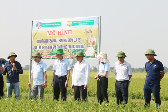 Ông Nguyễn Thanh Nhị (cầm mic) trình bày mong muốn giúp nông dân nâng cao giá trị nông sản. Ảnh: Đinh Mười.