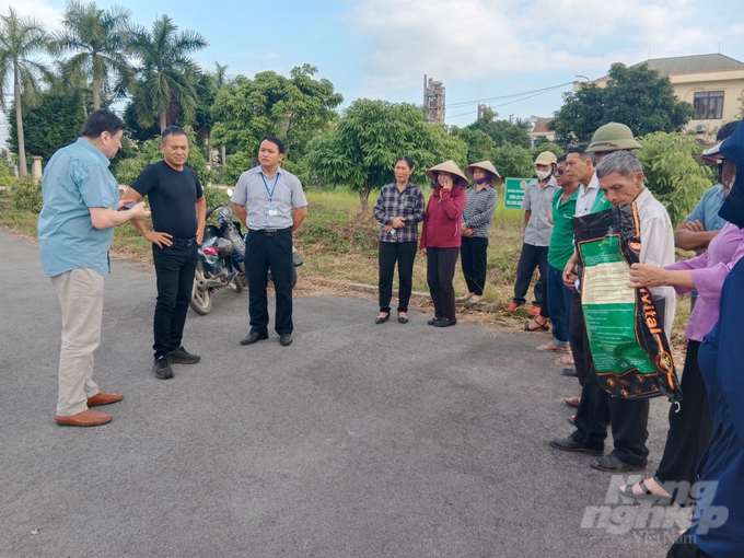 Các chuyên gia trao đổi cùng người dân phường Phương Nam trồng vải chín sớm theo tiêu chuẩn OTAS. Ảnh: Tiến Thành.