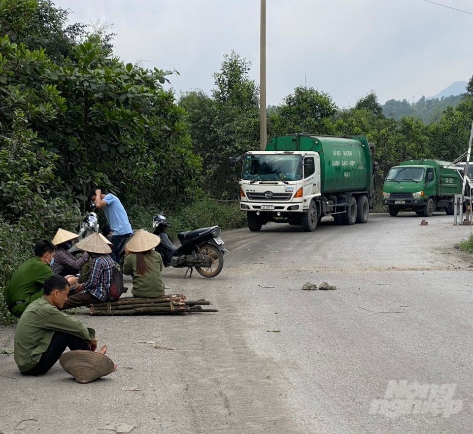 Một số người dân thôn Đồng Lá, tập trung trước cổng khu xử lý chất thải của TP Hạ Long, chặn không cho xe chở rác vào tập kết.