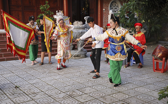 Restoring, preserving and promoting traditional festivals, supporting activities to improve the operation of the system of institutions, culture and sports, promoting cultural values ​​in building a model cultural village whose 100% funding will be supported by the Provincial People's Committee. Photo: Hoang Anh.