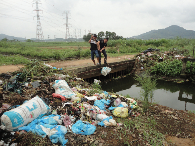 Rác thải ngập tràn nhiều nơi ở Nghĩa Đàn khiến cho người dân trong vùng NTM kêu than. Ảnh: Việt Khánh