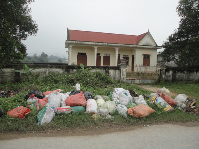 Rác thải ở các làng quê giờ chất đống ở ngay chính khu dân cư. Ảnh: Việt Khánh