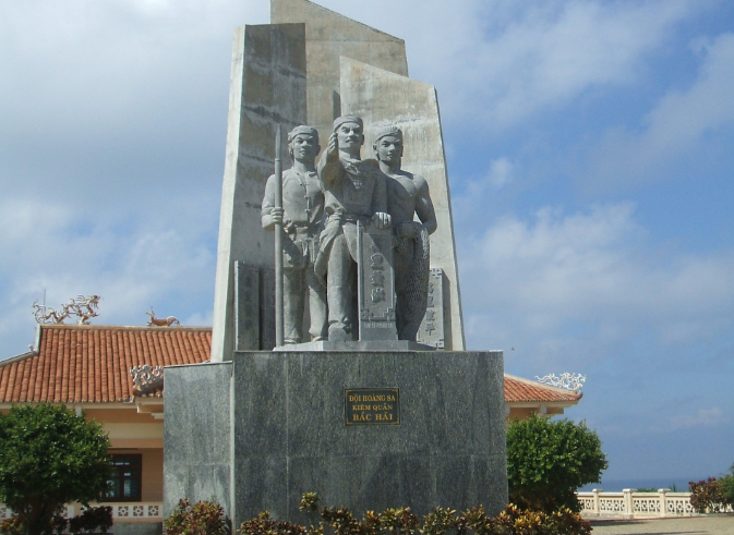 Tượng đài tưởng niệm đội Hoàng Sa. Ảnh: LHK.
