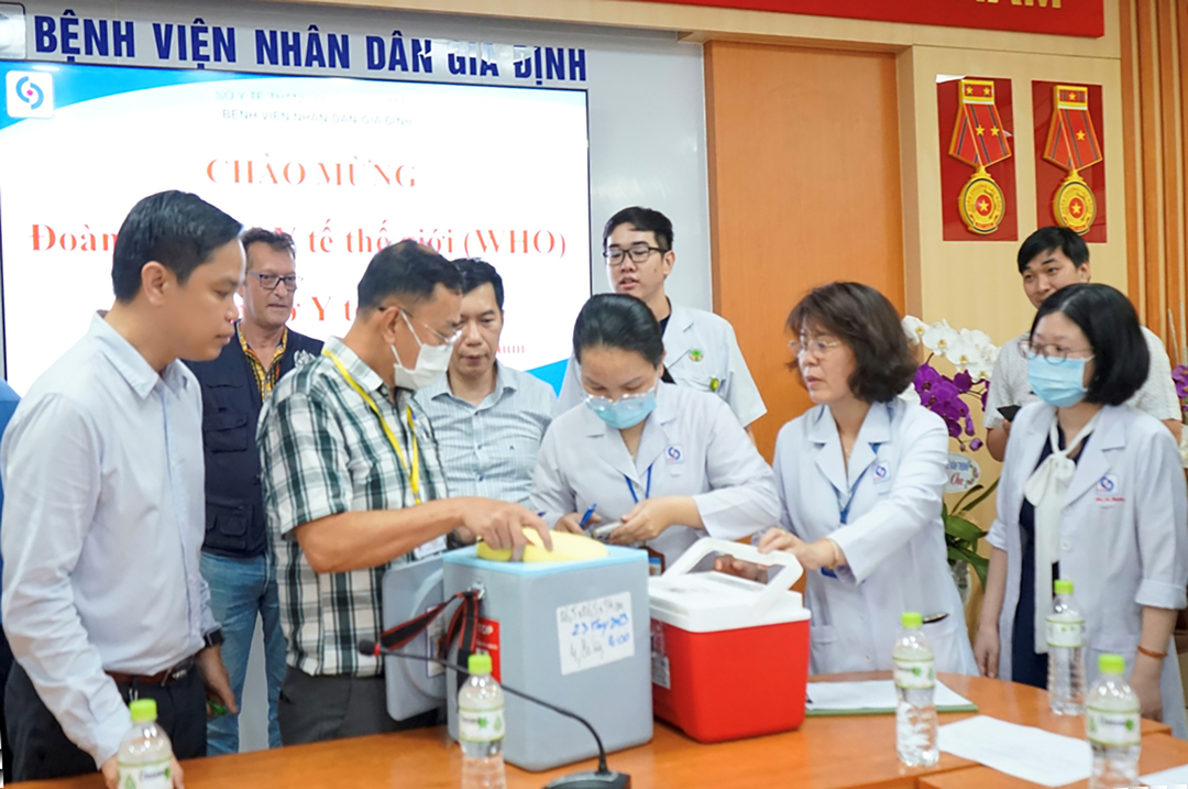Bệnh viện Nhân dân Gia Định tiếp nhận 1 lọ thuốc giải độc Botulism Antitoxin Heptavalent (BAT). Ảnh: SYT.