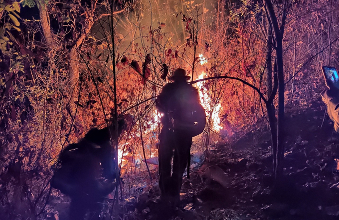 Công việc của người bảo vệ rừng làm bất kể ngày đêm, khi có cháy rừng phải chữa cháy kịp thời, hiệu quả. 